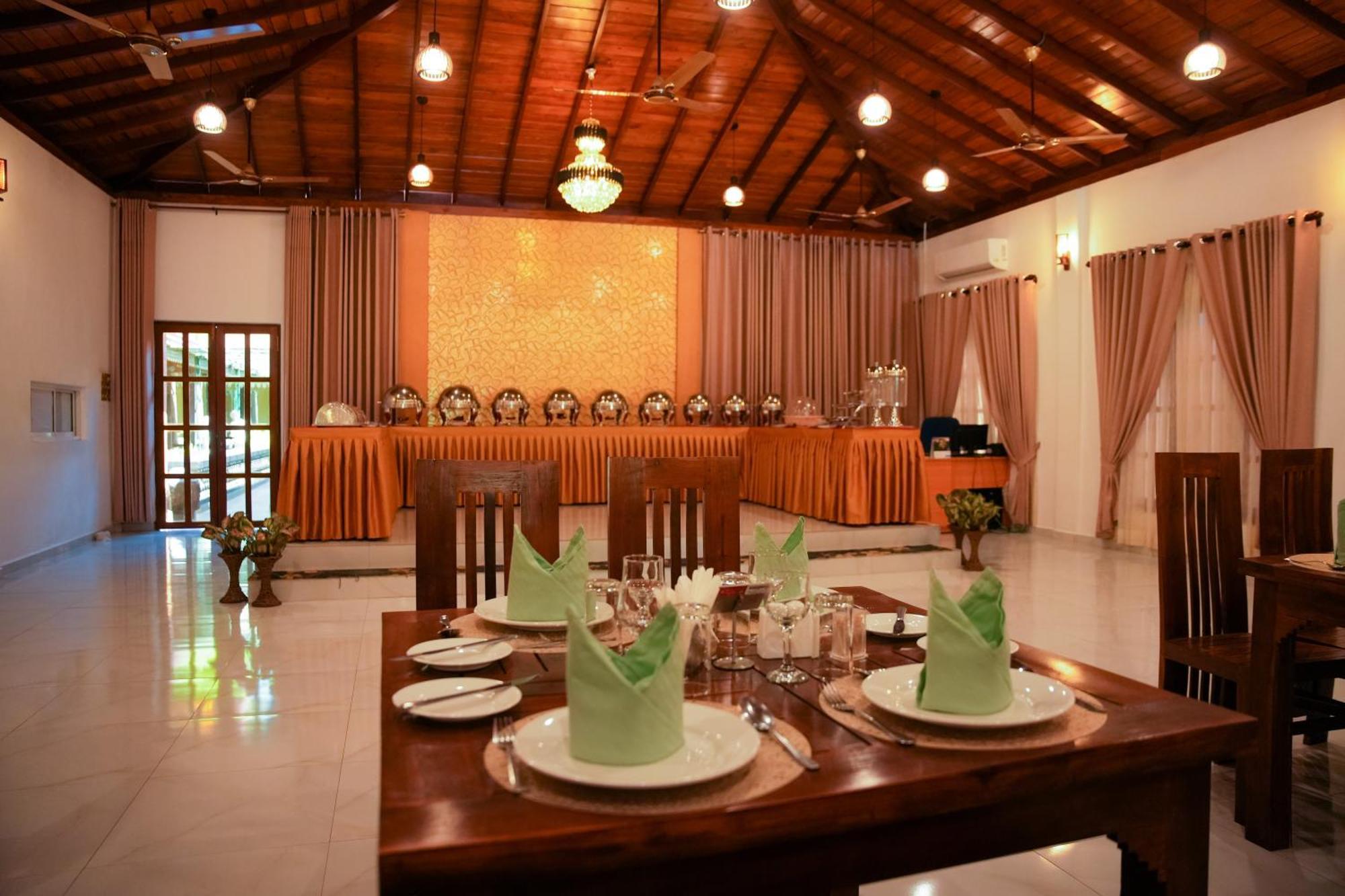 Jkab Park Hotel Trincomalee Exteriér fotografie