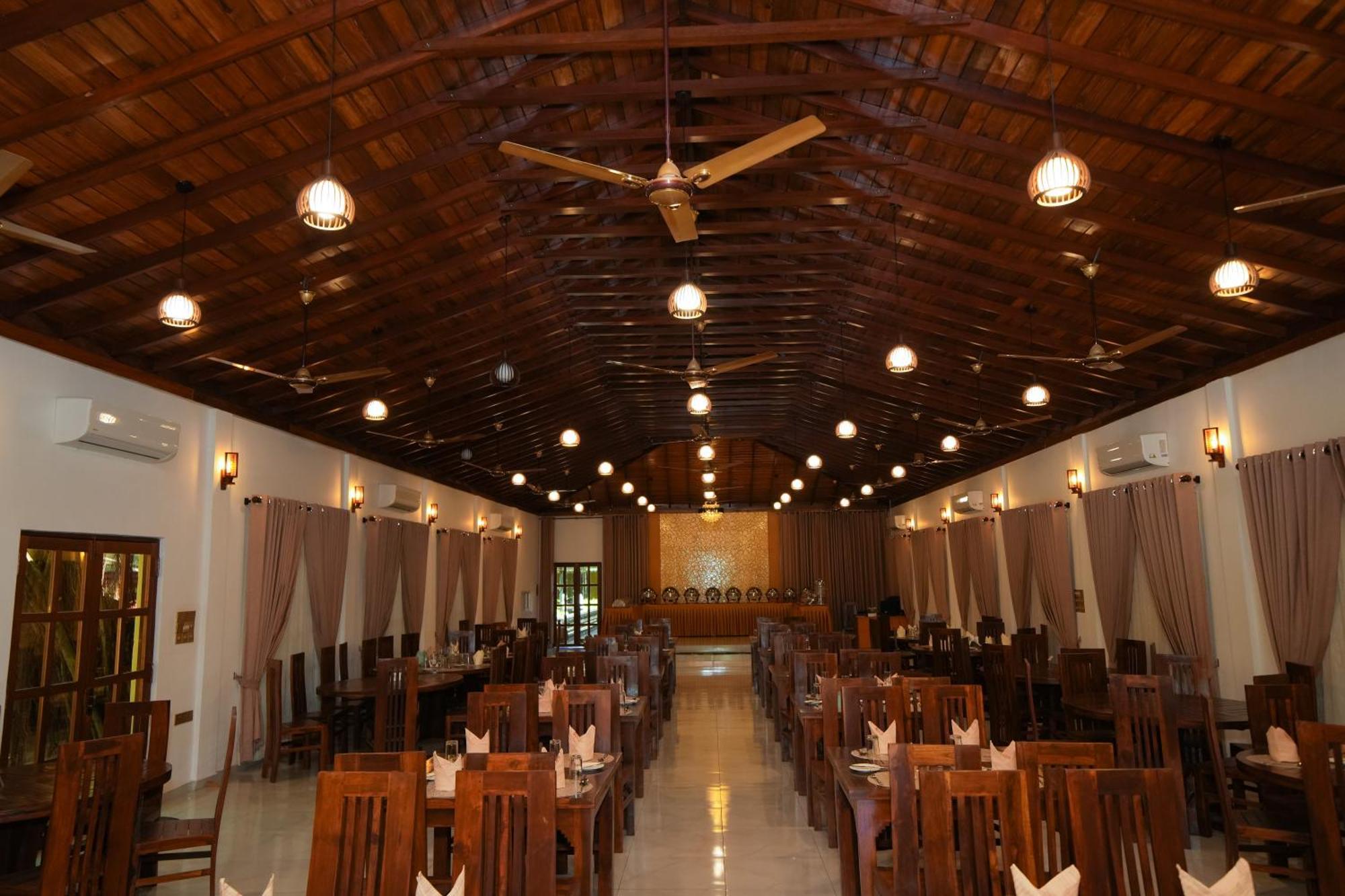 Jkab Park Hotel Trincomalee Exteriér fotografie